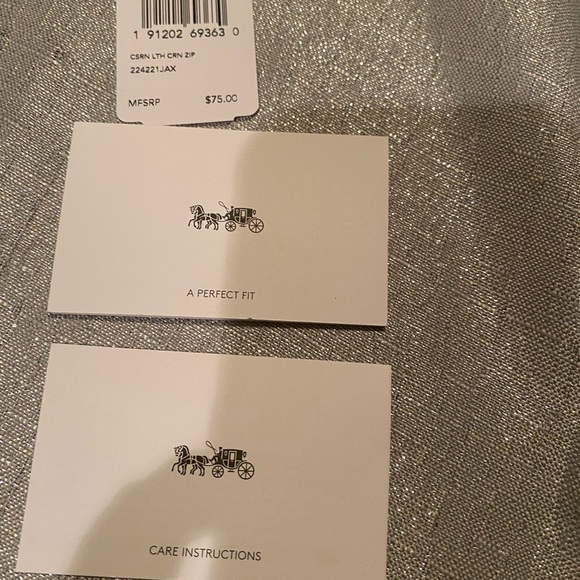 Nwt COACH MINI WRISTLET - Picture 5 of 8